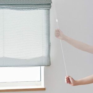Toso roman shade with pull and release system